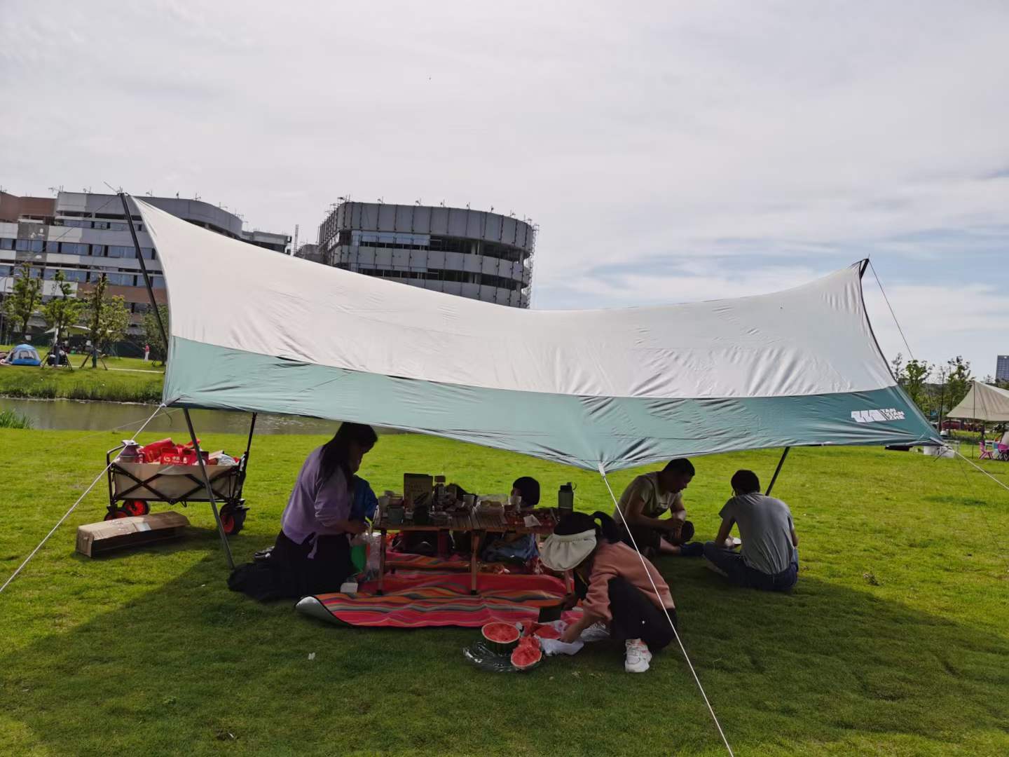 Lá Bealtaine campáil amuigh faoin aer