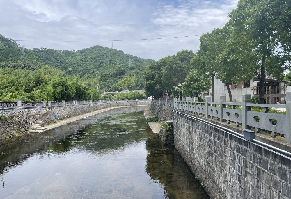 Tá báisteach measartha go trom sa chuid theas de Ningbo inniu