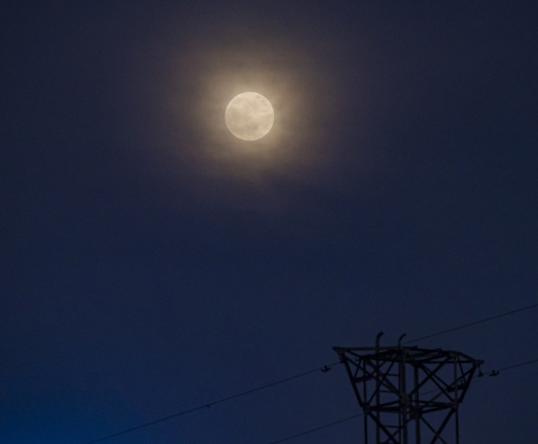 A supermoon iontach le feiceáil thar yongcheng
