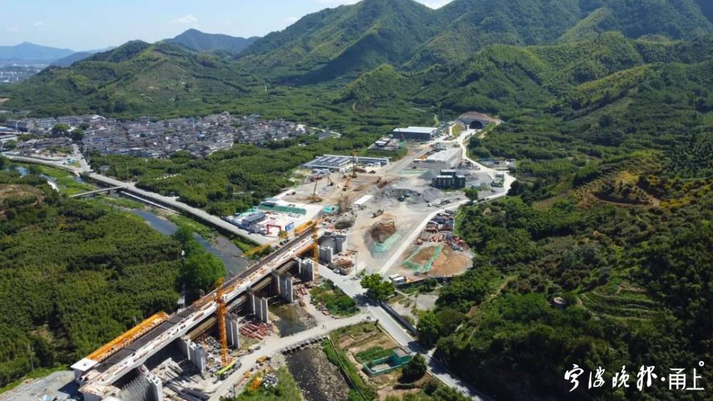 Osclóidh Stáisiún Xikou Iarnróid Jinyong, 10 nóiméad tiomáint ón láthair radhairc, an bhliain seo chugainn