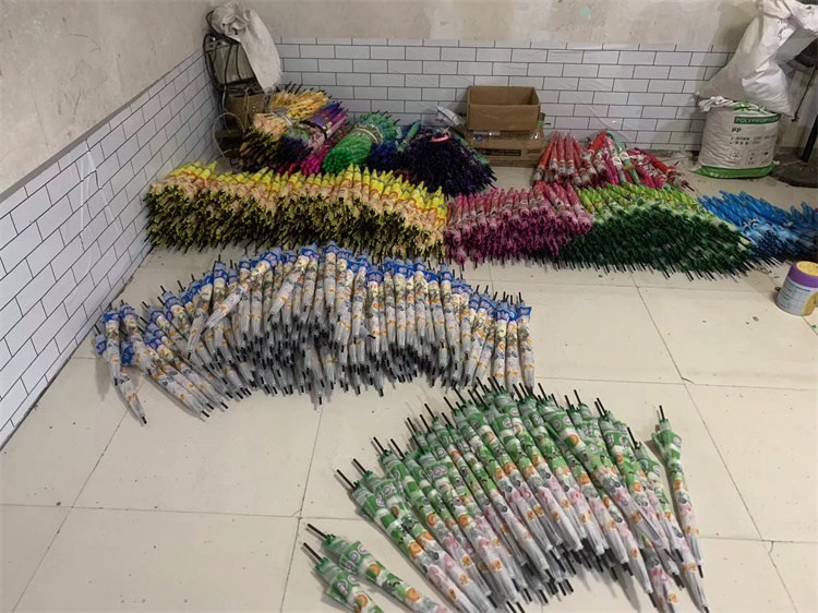 Cuairt Boss Lee ar an Umbrella Factory